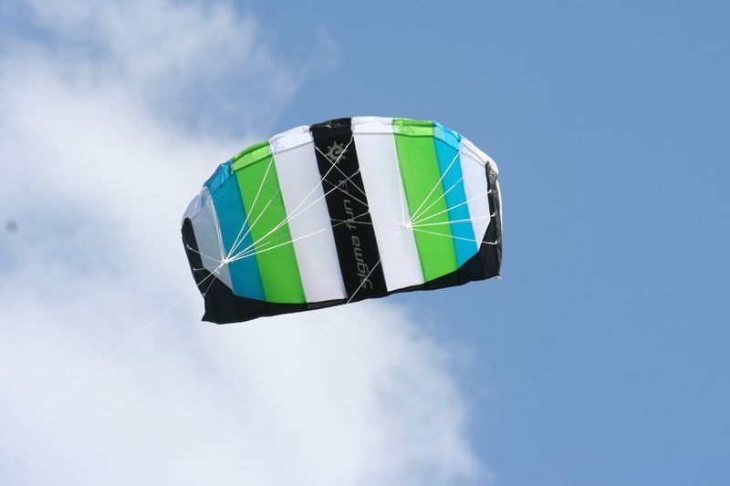 Elliot Sigma Fun 1.6  Zweileiner-Lenkdrachen (Lenkmatte/Parafoil/2-Leiner) rtf (flugfertig) inkl. Controlbar 165 cm x 54 cm weiß/blau/grün