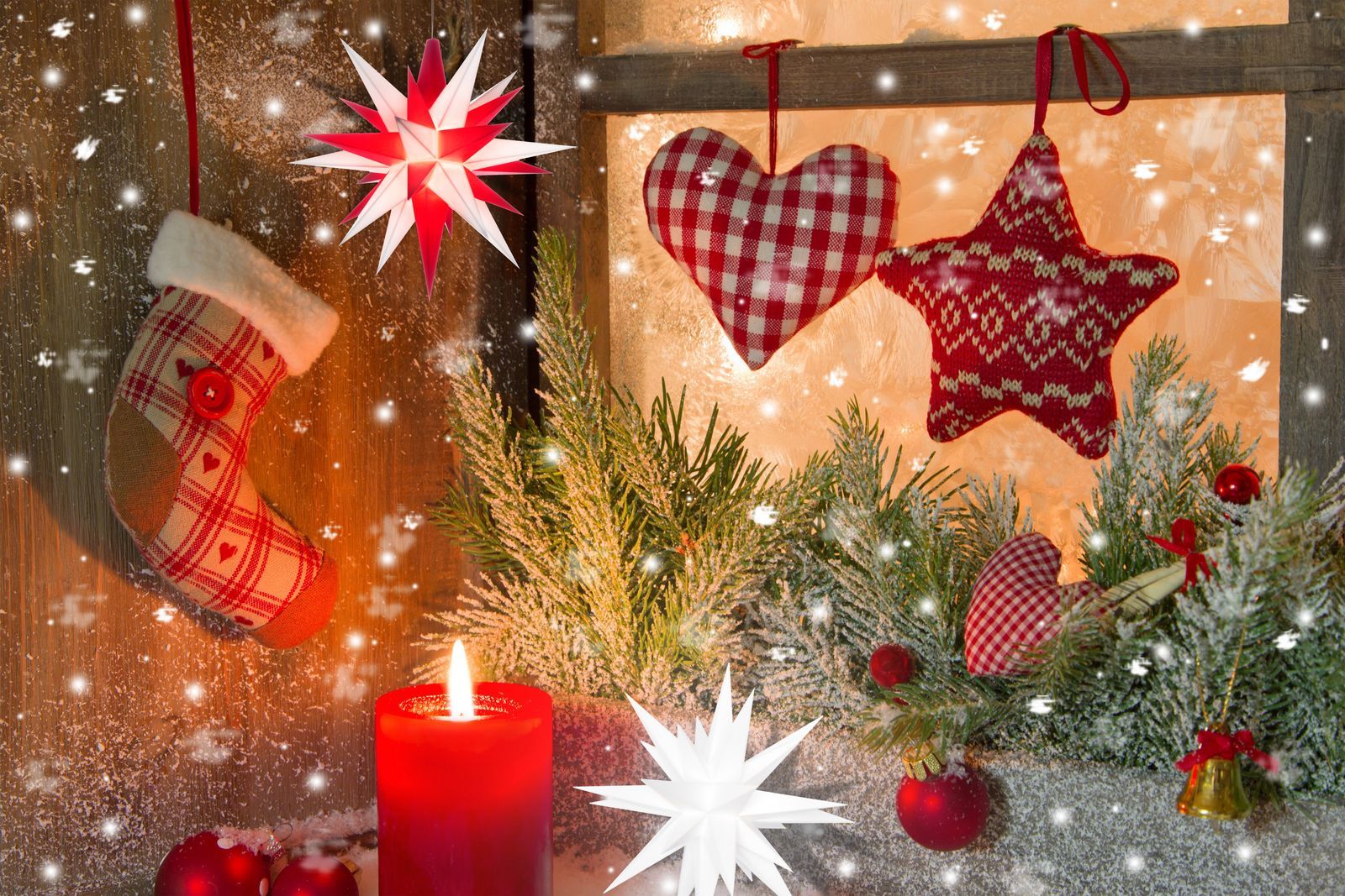 Herrnhuter Stern A1e Ø 13 cm Kunststoffstern inkl. LED - weiß / rot-/bilder/big/Winterbild_Nahaufnahme_wr_und_weiss_A1e.jpg