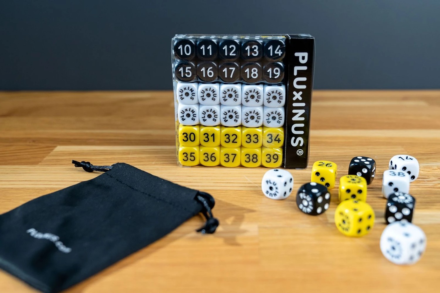 PLUxINUS - das Würfel- und Rechenspiel-/bilder/big/bild_pluxinus-schwarz-weiß-gelb.jpg