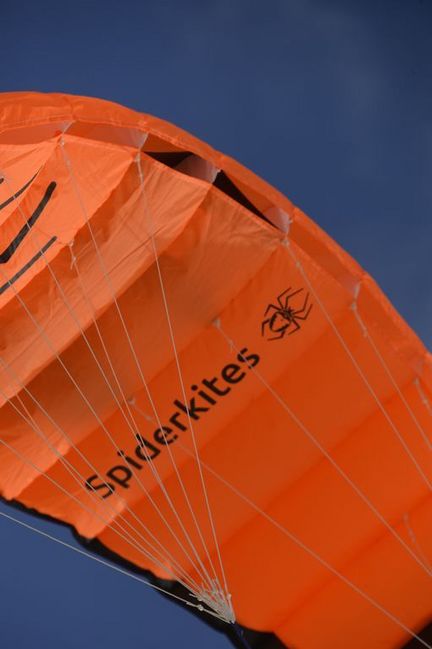 Spiderkites Amigo 2.05 DC Zweileiner-Lenkdrachen (Lenkmatte/Parafoil/Trainerkite/2-Leiner), rtf (flugfertig), 205 cm x 69 cm, orange Spiderkites Amigo 2.05 DC Zweileiner-Lenkdrachen (Lenkmatte/Parafoil/Trainerkite/2-Leiner), rtf (flugfertig), 205 cm x 69 cm, orange