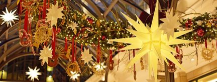 Herrnhuter Stern Sternenkette / Lichterkette mit 10 Weihnachtsternen Innen und Außen Ø 13 cm Kunststoff gelb/rot LED