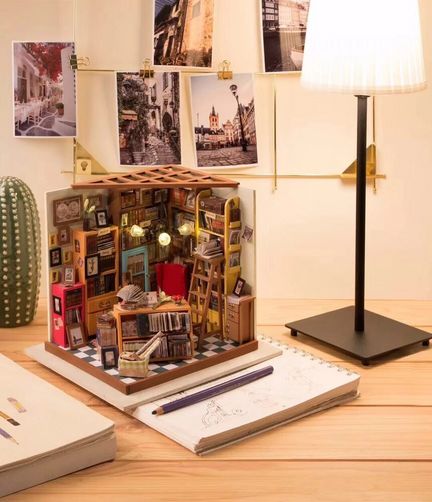 Robotime - DIY Miniaturhaus - Sam*s Study (DIY House - 22.5 x 18.5 x 19 cm) Sam*s Bibliothek (Holzbausatz)