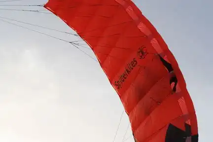 Spiderkites Wasabi 2.0  Zweileiner-Lenkdrachen (Lenkmatte/Parafoil/2-Leiner) rtf (flugfertig) 200 cm x 66 cm orange/weiß