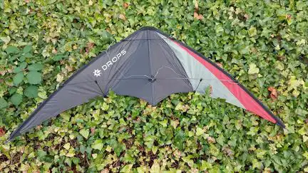 Elliot Drops Zweileiner-Lenkdrachen/Stabdrachen (2-Leiner) rtf (flugfertig) 160 cm x 75 cm Cfk-Vollstab 4 mm anthrazit/grau/rot