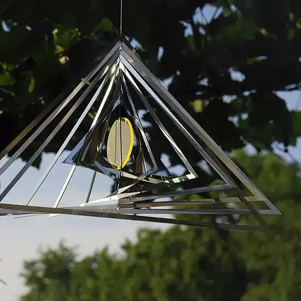 Elliot Lichtzauber - Metallwindspiel hängend Edelstahl-Dreieck mit Lichtzauber groß 23 x 38 cm rot