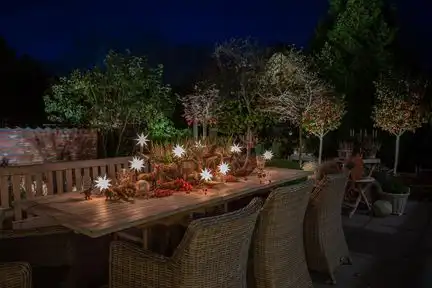 Herrnhuter Sternenkette / Lichterkette mit 10 Sternen Ø 13 cm Kunststoffstern - rot LED Wunderschöne und sehr hochwertige Weihnachtsstern-Lichterkette für Innen und Außen - das Original mit 25 Zacken