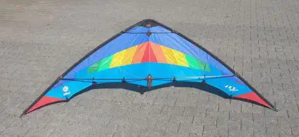 Elliot Jet Stream Reloaded - Zweileiner-Lenkdrachen/Stabdrachen (2-Leiner) rtf (flugfertig) 245 cm x 79 cm Cfk-Rohr 6/8 mm rainbow/blau